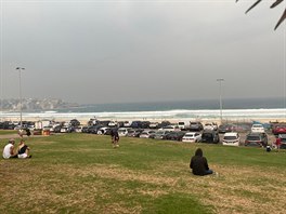Pohled na Bondi Beach během požárů. Vše je zahaleno kouřem. 