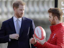 Princ Harry a ambasador Rugby League World Cup 2021 James Simpson v zahradách...