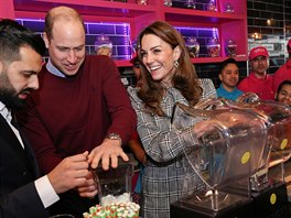 Princ William a vévodkyn Kate si vyzkoueli výrobu mléných koktejl v...