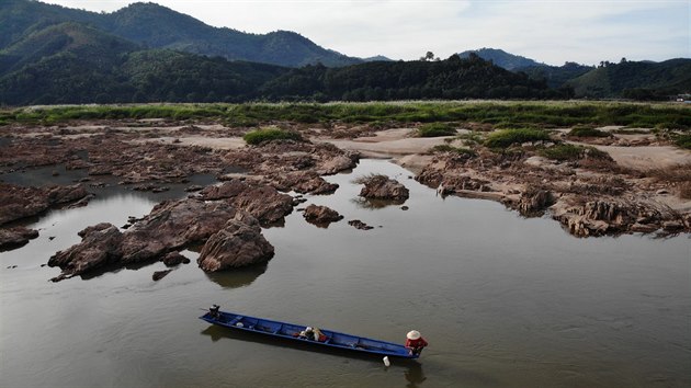 Čínské přehrady na Mekongu snižují hladinu řeky a ohrožují tak živobytí rybářů. (20. září 2019)