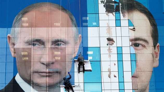 Portréty Dmitrije Medvěva (vpravo) a Vladimira Putina  na předvolebním plakátu v Krasnodaru (24. listopadu 2011)