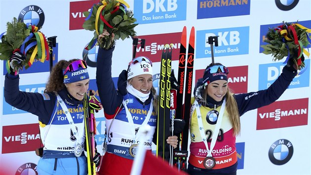 Tiril Eckhoffová z Norska uprostřed triumfovala ve sprintu v Ruhpoldingu. Vlevo je druhá Hanna Öbergová ze Švédska, vpravo třetí Dorothea Wiererová z Itálie.