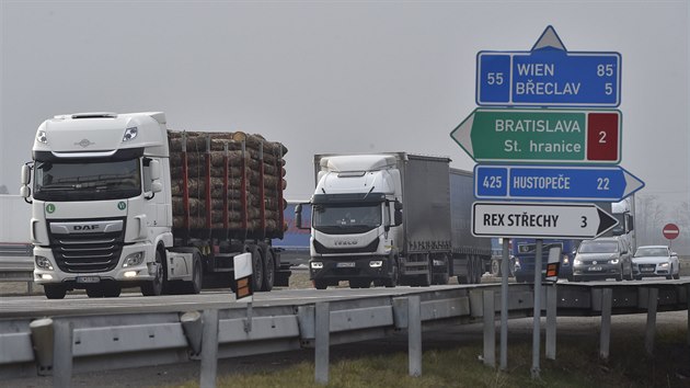 Automobily sjdj z dlnice D2 u Beclavi. Nedalek slovensko-esk dlnin hranin pechod Brodsk-Beclav blokuj nespokojen slovent autodopravci. (10. ledna 2020)