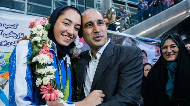 rnsk bronzov taekwondistka Kima Alzadeov se svm otcem na letiti v Tehernu po pletu z olympidy. (3. srpna 2016)