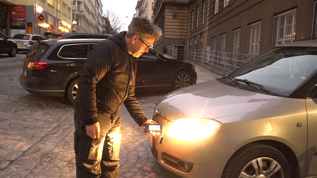 VIDEO: Moderní auta ostrým bílým světlem oslepují řidiče - iDNES.cz