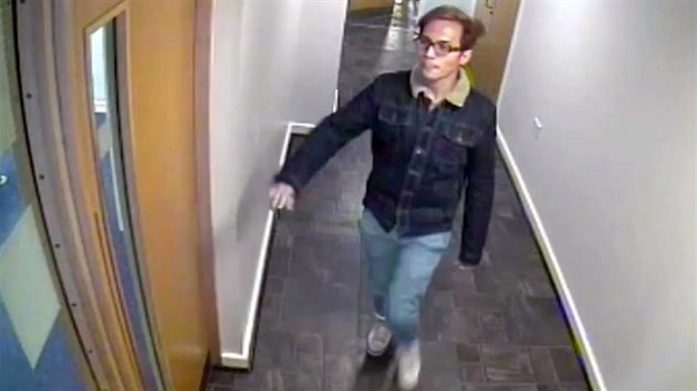 Násilníka z Manchesteru zachytily bezpečnostní kamery u jeho bytu.