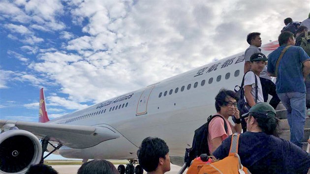 Čínští turisté se vracejí z dovolené v Saipanu (28. 10. 2018)