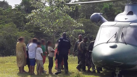Panamsk policie eskortuje lidi podezel z asti na vrad sedmi lid. (16. ledna 2020)