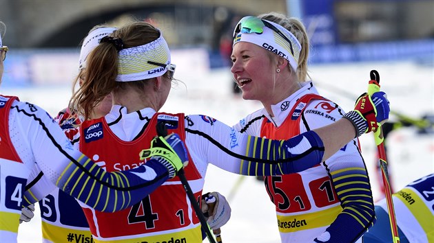 vdka Maja Dahlqvistov (vpravo) pijm gratulace po vtzstv ve sprintu dvojic v Dranech.