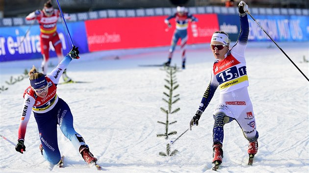 Vítězný finiš Linn Svahnové ze Švédska (vpravo) ve sprintu dvojic v Drážďanech.