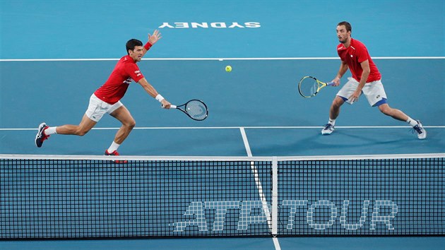 Srbové Novak Djokovič (vlevo) a Viktor Troicki ve finále ATP Cupu proti Španělům.