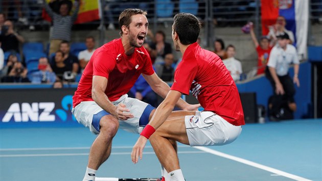 Srbové Viktor Troicki (vlevo) a Novak Djokovič slaví vítězství ve finále ATP Cupu proti Španělům.
