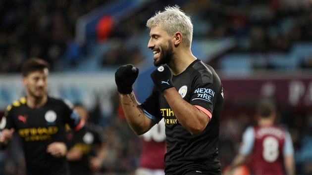 Sergio Agero z Manchesteru City se raduje ze vstelenho glu.