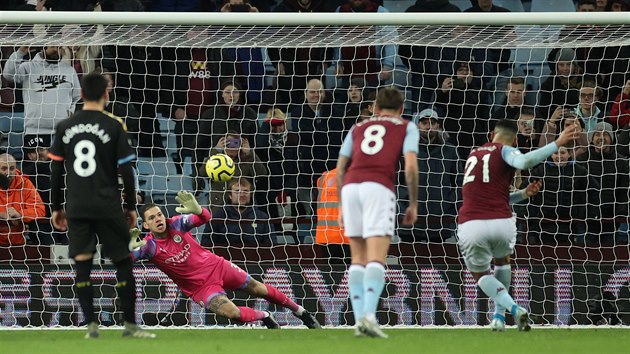 Anwar El Ghazi z Aston Villy promuje penaltu v utkn proti Manchesteru City.