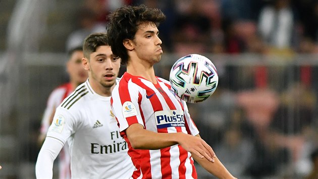 Joao Felix z Atltica Madrid zpracovv balon v utkn proti Realu Madrid.