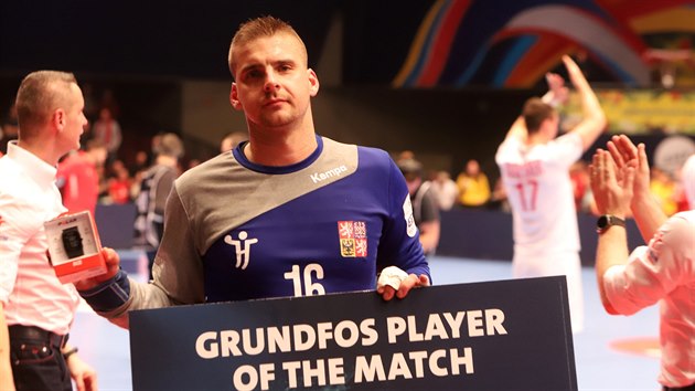 Český brankář Martin Galia s cenou pro nejlepšího hráče v zápase proti Severní Makedonii.