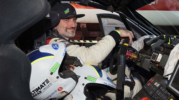 Tom Ouednek z tmu Ultimate Dakar Racing za volantem svho vozu.