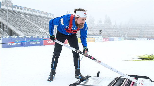 Martin Blaschke chystá lyže pro trénink na závody Světového poháru v Novém Městě na Moravě.