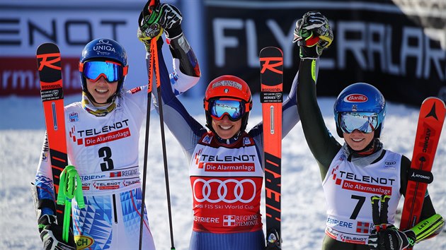Petra Vlhova ze Slovenska (vlevo), Federica Brignoneová z Itálie (uprostřed) a Mikaela Shiffrinová ze Spojených států v Sestriere.
