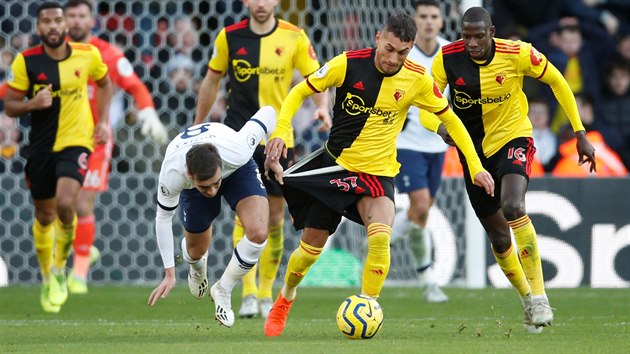 Harry Winks z Tottenhamu (v blm) se sna zastavit Roberta z Watfordu.