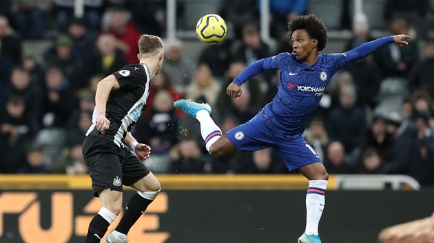 Willian z Chelsea (vpravo) a Emil Krafth z Newcastlu jdou za balonem.