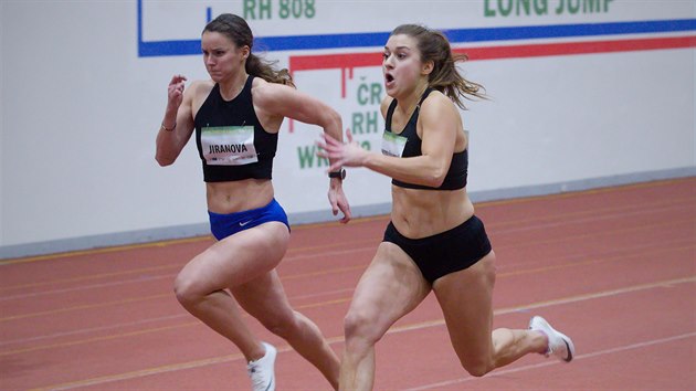 Helena Jiranov (vlevo) bhem sprintu na 60 metr.