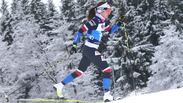 Kateřina Razýmová bojuje se stoupáním ve stíhacím závodě na 10 kilometrů klasicky v rámci Světového poháru v Novém Městě na Moravě.