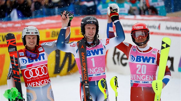Clment Nol z Francie (uprosted) vyhrl slalom ve Wengenu. Nor Henrik Kristoffersen (vlevo) skonil druh, Rus Alexander Choroilov tet.