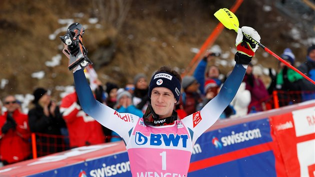 Clément Noël z Francie slaví v cíli slalomu ve Wengenu.
