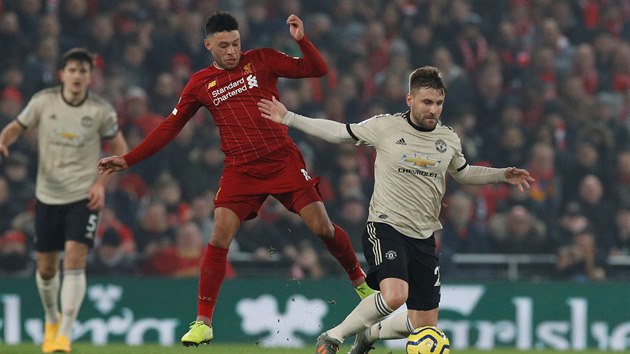 Luke Shaw z Manchesteru United (vpravo) vede balon, zezadu jej napad Alex Oxlade-Chamberlain z Liverpoolu.