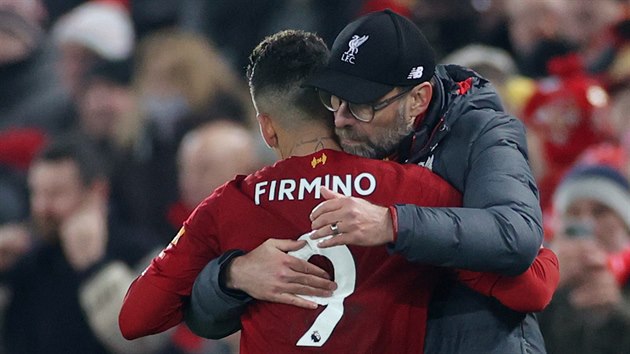 Jrgen Klopp z Liverpoolu chvl stdajcho Firmina v utkn proti Manchesteru United.