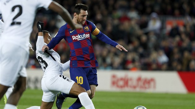 Lionel Messi z Barcelony (ve tmavm) b za balonem, zastavit se ho sna Darwin Machs z Granady.