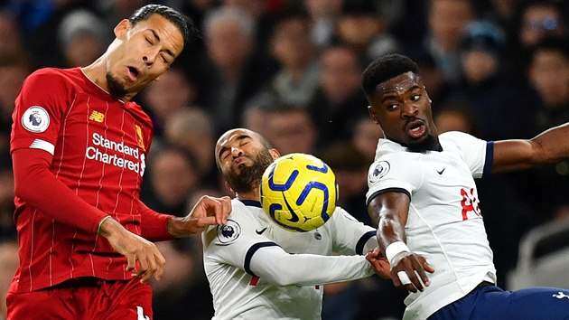 Liverpoolsk stoper Virgil van Dijk (vlevo) ve vzdunm souboji s Lucasem Mourou a Sergem Aurierer z Tottenhamu.