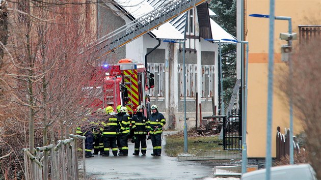 Hasii a zchrani zasahuj v domov pro postien ve Vejprtech, kter v nedli rno vyhoel. Pi poru zemelo osm lid. (19. ledna 2020)