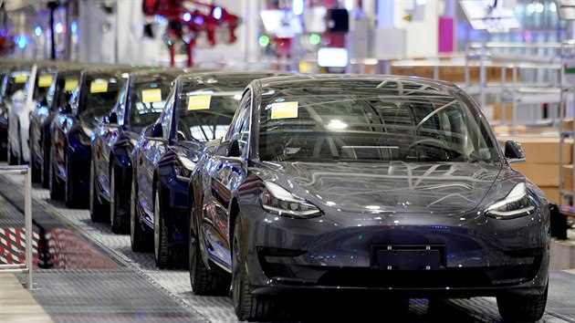 Automobily Tesla Model 3 sjíždějí z výrobního pásu Muskovy nové automobilky v Šanghaji. (7. ledna 2020)