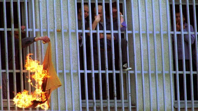 Vzpoura ve věznici v Kuřimi. Trestanci zapálili prostěradla, aby upozornili podmínkám v nápravném zařízení. (11. ledna 2000)