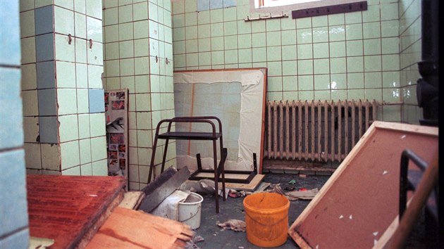 Trestanci zdemolované sprchy ve věznici ve Stráži pod Ralskem na Českolipsku. Vězni protestovali proti nevyhovujícím podmínkám v nápravném zařízení. (12. ledna 2000)