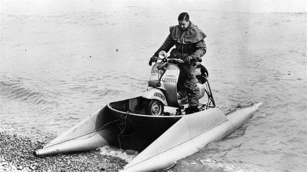 Francouzsk motocyklista Georges Monneret po pistn u behu v anglickm Doveru. (jen 1952)