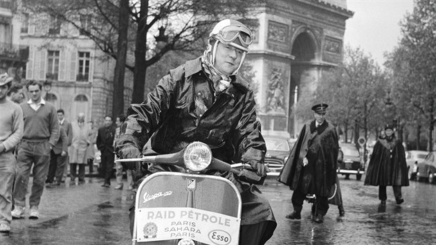 Bval francouzsk motocyklov zvodnk Georges Monneret vyr na cestu z Pae do alrskho Hassi Messaoud a zpt. (27. dubna 1959)