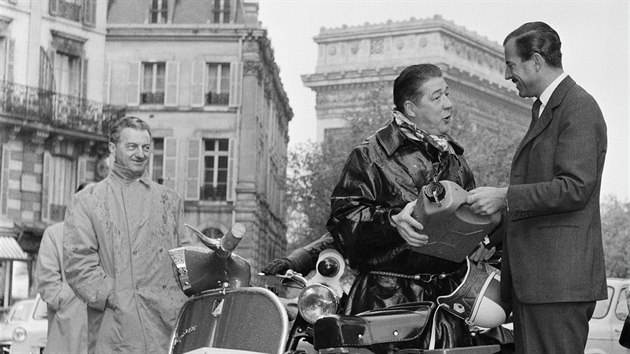 Bývalý francouzský motocyklový závodník Georges Monneret vyráží na cestu z Paříže do alžírského Hassi Messaoud a zpět. (27. dubna 1959)