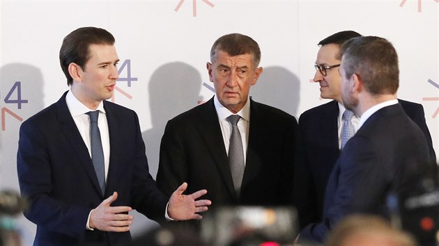 Ve tvrtek se v praskm Nrodnm muzeu seli premii zem visegrdsk tyky. Zhruba po hodinovm jednn se k nim pipojil rakousk kancl Sebastian Kurz (vlevo). (16. ledna 2020)