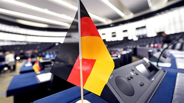 Pedseda Evropskho parlamentu David Sassoli zakzal nrodn vlajeky na poslaneckch lavicch.