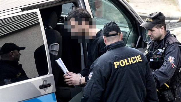 Pbramsk soud poslal do vazby ptaticetiletho idie z Prahy, kterho policie obvinila z pokusu o vradu a obecnho ohroen. Mu za jzdy stlel na cisternu s pohonnmi hmotami i po osobnm aut. (17. ledna 2020)