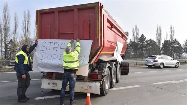 Nespokojen slovent autodopravci sten blokuj provoz na hraninm pechodu Brodsk-Beclav. Protestuj krom jinho za vraznj snen silnin dan. (10. ledna 2019)