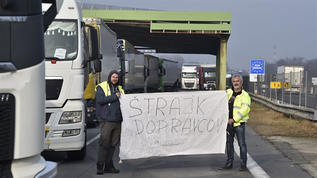 Nespokojen slovent autodopravci sten blokuj provoz na hraninm pechodu Brodsk-Beclav. Protestuj krom jinho za vraznj snen silnin dan. (10. ledna 2019)