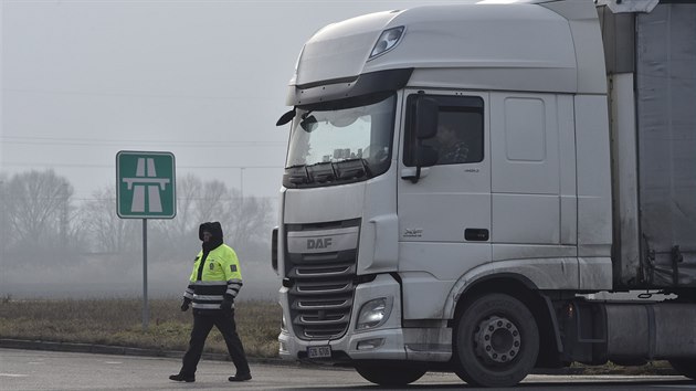 Nespokojen slovent autodopravci sten blokuj provoz na hraninm pechodu Brodsk-Beclav. Protestuj krom jinho za vraznj snen silnin dan. (10. ledna 2019)