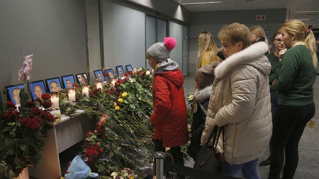 Lid na ukrajinskm letiti Boryspil truchl nad posdkou ukrajinskho Boeingu 737, kter spadl u Tehernu. Netst nepeil nikdo ze 176 lid na palub. (9. ledna 2020)