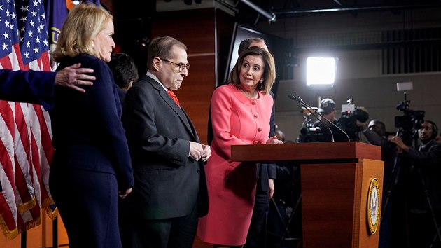Předsedkyně Sněmovny reprezentantů Spojených států Nancy Pelosiová oznamuje, že její parlamentní komoru bude v senátním procesu, který se bude zabývat ústavní žalobou na prezidenta Donalda Trumpa, zastupovat sedmičlenný tým kongresmanů. (15. ledna 2020)