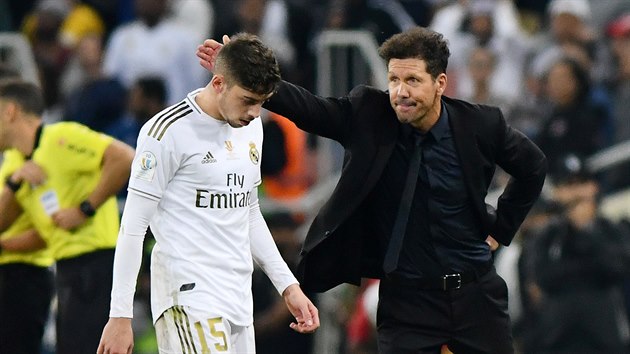 Trenr Atltika Madrid Diego Simeone vyprovz ze hit vylouenho soupee Federica Valverdeho z Realu Madrid.