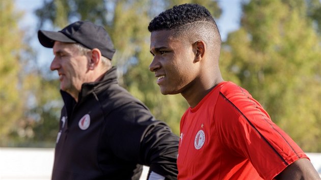 Brazilsk fotbalista Joao Felipe a asistent trenra Pavel ehk na kondinm soustedn slvist v Marbelle.